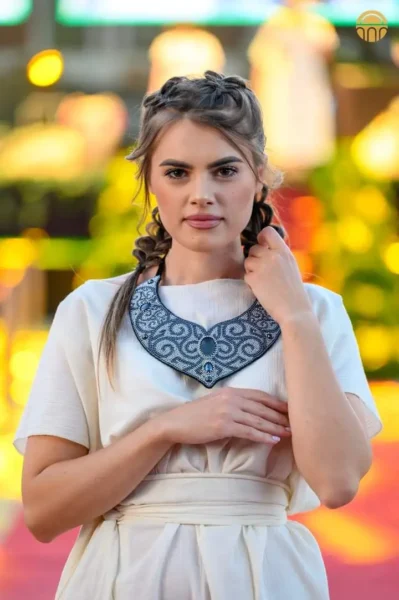 Gyöngyhímzett nyakék Örvény