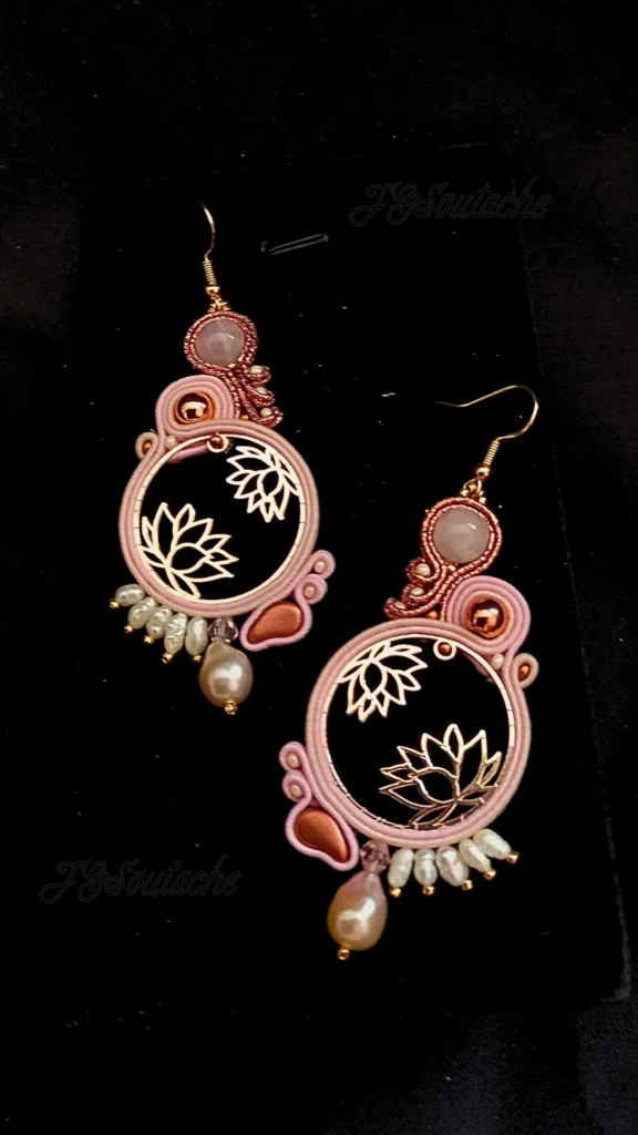 tenyésztett gyöngyök és sujtás harmóniája