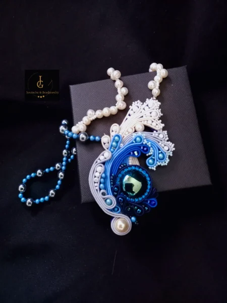 Feketetenger ihlette sujtásékszer édesvizi tenyésztett gyöngyökkel