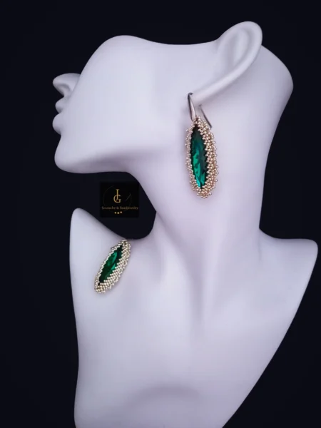 Smaragdzöld kristály gyöngybe foglalva a luxusékszerek királynője