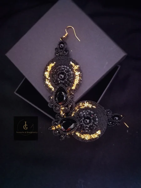 Fekete sujtásfülbevaló 24k aranyyal díszítve