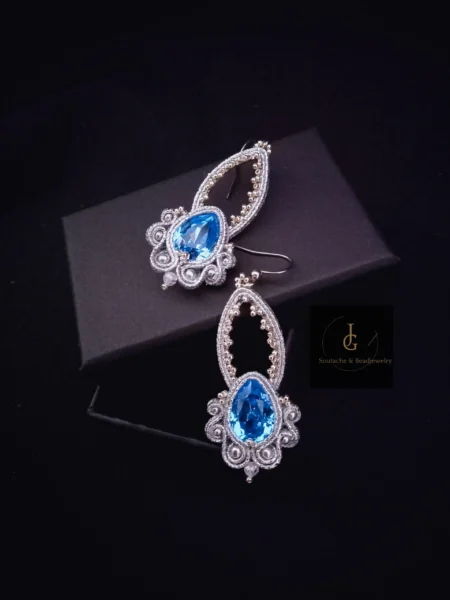 A swarovski kristállyal egyenértékű, csodaszép kő a sujtásfülbevalő különlegessége az egyedi kidolgozás mellett