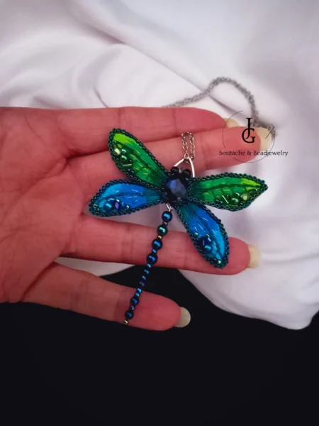 Aprólékos tűfestéses hímzéssel készült egyedi szitakötőékszer.