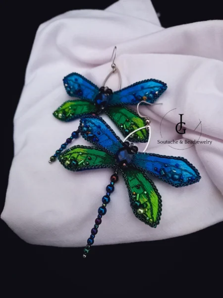 Aprólékos tűfestéses hímzéssel készült egyedi szitakötőékszer.