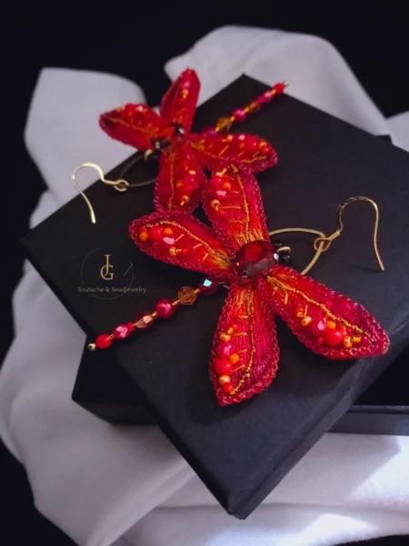 Aprólékos tűfestéses hímzéssel készült egyedi szitakötőékszer.