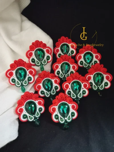 Tulipános sujtásékszer mint kokárda