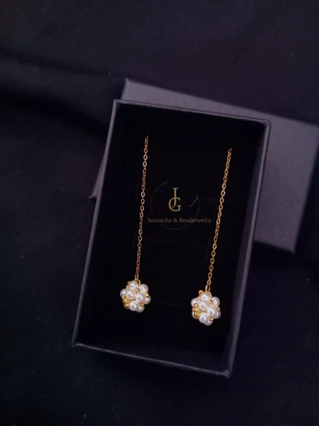 Hosszu fülbevaló apró gyöngypöttyel