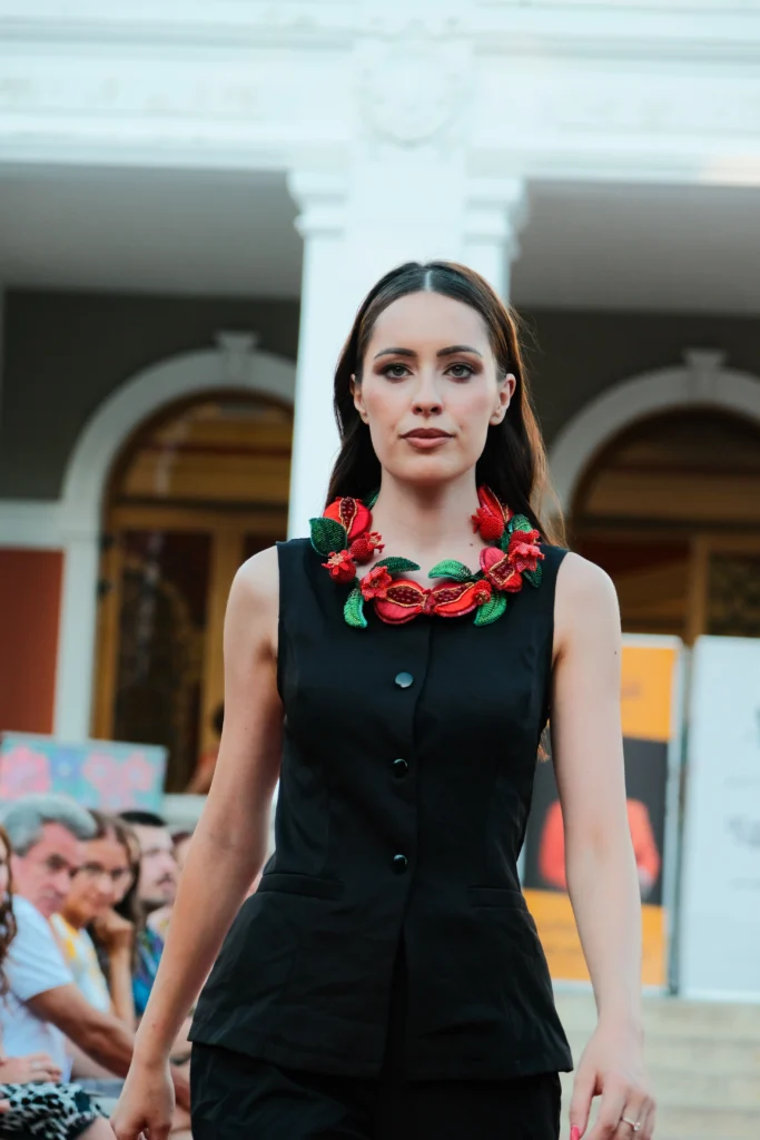 divatbemutató kolozsvár gránátalmás nyakék